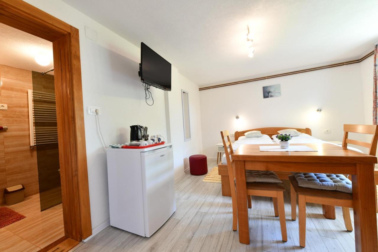 Apartment And Rooms Ivancica Seliste Dreznicko Ngoại thất bức ảnh